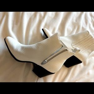 Just Fab Size 7 white ankle boots